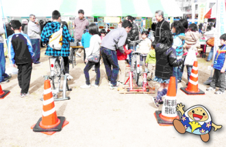 自転車発電を体験